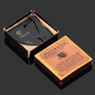 купить [Редкость] Телеметр в оригинальной коробке, фирма Якоба Рихарда, Центральный склад фотографических принадлежностей, Москва., металл, картон, Российская империя, 1875-1910 гг.