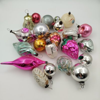 купить Набор подвесных елочных игрушек различных форм и расцветок (22 шт.), стекло, краска, металл, СССР, 1960-1990 гг.