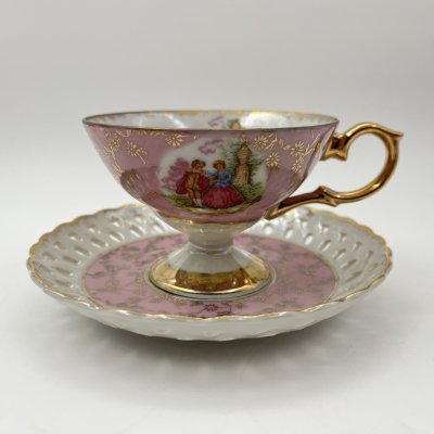 купить Чайная пара в бело-розовых тонах "Галантная сцена" с прорезным бортом на блюдце, фарфор, люстр, крытье, золочение, люстр, 1960-1970 гг.
