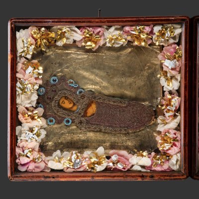 купить Икона в ризе и киоте "Успение Пресвятой Богородицы", дерево, дерево, темпера, бисер, фольга, стекло, Российская империя, 1850-1900 гг.