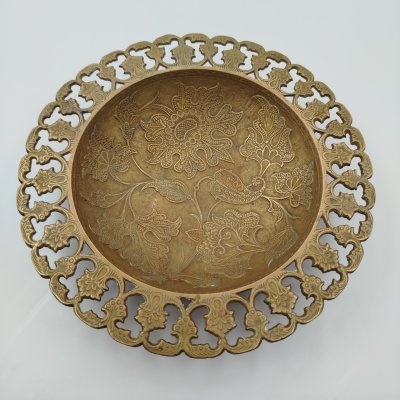 купить Конфетница в восточном стиле с прорезным бортом, украшенная растительными элементами, латунь, Индия, 1970-1990 гг.