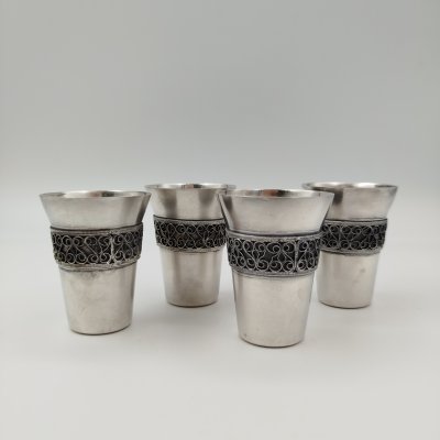 купить Набор из четырех стопок, декорированных орнаментальным пояском, мельхиор (медь-никель), скань, Мстерская художественная фабрика «Ювелир», СССР, 1973 г.