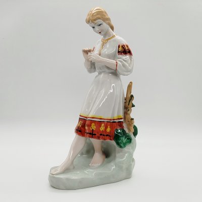 купить Статуэтка "Любит-не-любит" (Гадание на ромашке), скульптор О.Л. Жникруп, фарфор, роспись, Полонский завод художественной керамики (Полонное ЗХК), СССР, 1973-1991 гг.