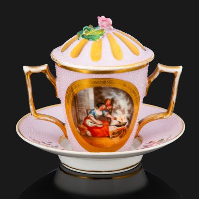 Купить Чайная пара с крышкой с изображением бытовой сцены, фарфор, крытье, роспись, золочение, цировка, Западная Европа, 1850-1880 гг.