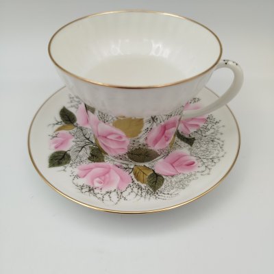 купить Кофейная пара с цветочным декором, форма "Волна", автор формы Э.М. Криммер, фарфор, деколь с подрисовкой, Императорский фарфоровый завод (ИФЗ), Российская Федерация, 1990-2010 гг.