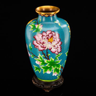 купить Ваза на подставке, украшенная цветущими цветами на бирюзовом облачном фоне, медь, перегородчатая эмаль (клуазоне), Китай, 1960-1980 гг.