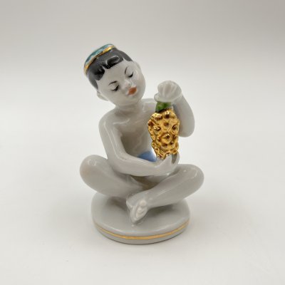 купить Статуэтка "Мальчик с виноградом" из серии "Счастливое детство", скульптор Г.С. Столбова, художник Е.Н. Лупанова, фарфор, роспись, золочение, Ленинградский фарфоровый завод (ЛФЗ), СССР, 1960-1970 гг.