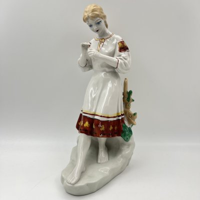 купить Статуэтка "Любит-не-любит" ("Гадание на ромашке"), скульптор О.Л. Жникруп, фарфор, роспись, Полонский завод художественной керамики (Полонное ЗХК), СССР, 1973-1991 гг.