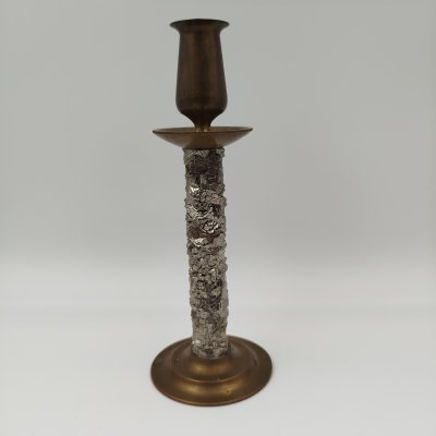 купить Подсвечник на одну свечу с основанием, декорированным имитацией каменной крошки, металл, латунь, Западная Европа, 2000-2020 гг.