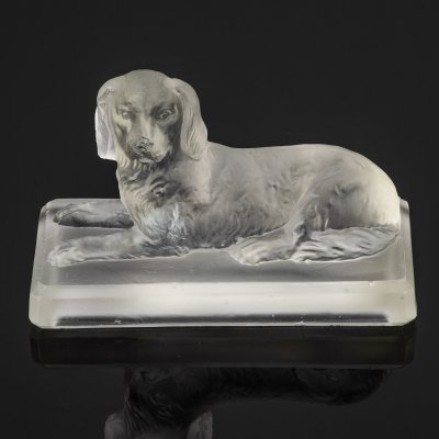 купить Статуэтка (пресс-папье) "Лежащая собака", патентное клеймо "Отъ М.Ф. 1905 на 10 лѣтъ", стекло, литье, матирование, Российская империя, 1905-1915 гг.