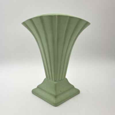 купить Ваза светло-зеленого оттенка в стиле ар-деко, фаянс, крытье, Европа, 1950-1970 гг.