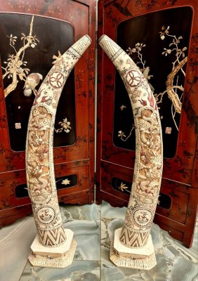 купить Скульптурная композиция в виде парных бивней, декорированных изображением драконов, играющих с огненной жемчужиной в облаках, кость, гравировка по кости с подкраской, мозаичная техника, Япония, 1890-1930 гг.