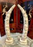 Купить Скульптурная композиция в виде парных бивней, декорированных изображением драконов, играющих с огненной жемчужиной в облаках, кость, гравировка по кости с подкраской, мозаичная техника, Япония, 1890-1930 гг.