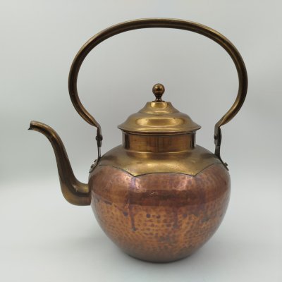 купить Чайник, украшенный ритмичным чеканным узором, латунь, медь, чеканка, Европа, 1970-1990 гг.