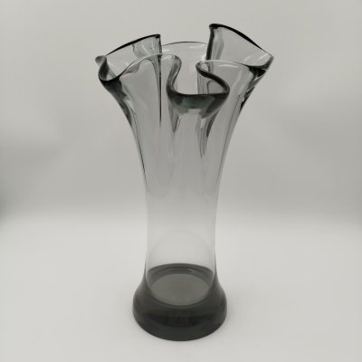 купить Ваза темно-серого оттенка с волнистым бортом, цветное стекло, СССР, 1960-1980 гг.