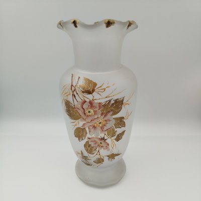 купить Ваза матовая, украшенная изображением нежно-розового букета, стекло, роспись эмалевыми красками, золочение, Западная Европа, 1930-1960 гг.