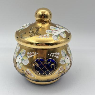 купить Сахарница (шкатулка) насыщенно-синего оттенка, украшенная лепным декором в виде цветов, стекло, золочение, роспись, налепы, Чехословакия, 1970-1990 гг.