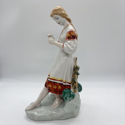 купить Статуэтка "Любит-не-любит" (Гадание на ромашке), скульптор О.Л. Жникруп, фарфор, роспись, Полонский завод художественной керамики (Полонное ЗХК), СССР, 1973-1991 гг.