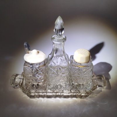 купить Набор для специй (флакон для уксуса, солонка с миниатюрной ложечкой, перечница и подставка), стекло, пластик (крышки), алюминий (ложечка), СССР, 1960-1980 гг.