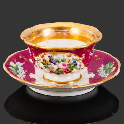 купить Пара чайная пурпурного цвета с декором в виде ягод смородины и цветочных композиций, фарфор, крытье, роспись, золочение, Российская империя, 1850-1880 гг.