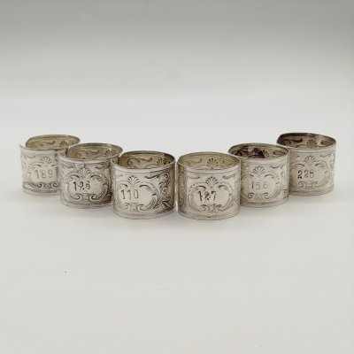 купить Набор винтажных колец для салфеток на 6 персон, украшенных растительным декором и произвольной нумерацией, мНЦ (медь-никель-цинк), Артель «Промтехсвязь», СССР, 1950-1960 гг.