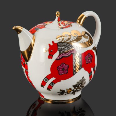 купить Чайник доливной "Красный конь" ("Златогривый конь"), автор формы "Новгородская" Криммер Э.М., автор росписи Воробьевский А.В., фарфор, роспись, золочение, Ленинградский фарфоровый завод (ЛФЗ), СССР, 1970-1992 гг.