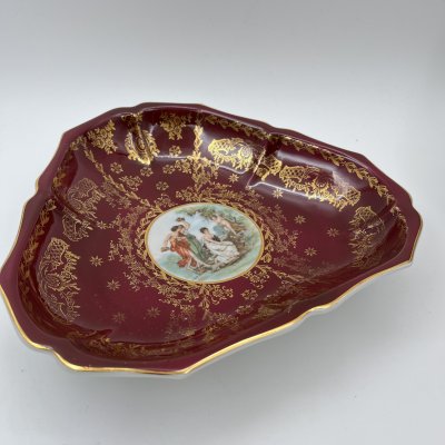 купить Блюдо треугольной формы "Мадонна" с растительным декором, фарфор, деколь, крытье, золочение, Oscar Schlegelmilch, ГДР, 1953-1972 гг.