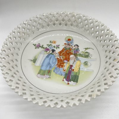 купить Тарелка с ажурным прорезным бортом и изображением жанровой сцены, фарфор, печать, Китай, 1960-1990 гг.