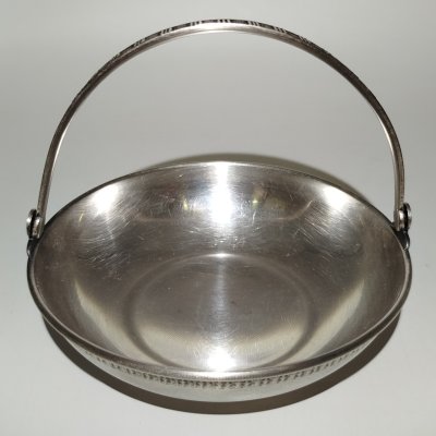 купить Вазочка (орешница) с ручкой и орнаментом вдоль бортика, мельхиор (медь-никель), серебрение, Московский завод ювелирных и металлических изделий (МЮЗ), СССР, 1960-1970 гг.