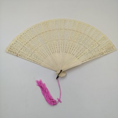 купить Веер-бризе с ажурным декором, в оригинальном футляре, кость, резьба, металл, нить, Китай, 1950-1960 гг.