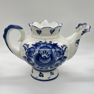 купить Чайник с фигурными элементами и расписным цветочным декором (крышка подбор), фарфор, роспись, Россия, 1980-2000 гг.