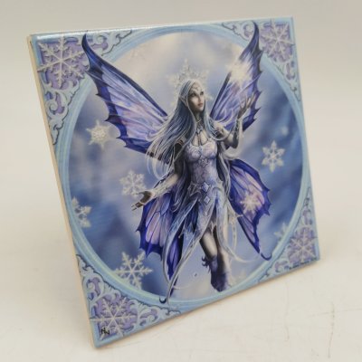 купить Плакетка декоративная с изображением феи, символизирующей зиму, дизайнер Энн Стоукс (Anne Stokes), керамика, печать, пластик, Великобритания, 2000-2020 гг.
