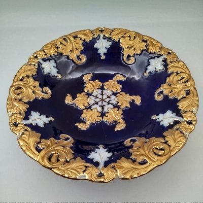 купить Блюдо с рельефным растительным декором в сине-золотой гамме, фарфор, крытье кобальтом, золочение, Meissen (Мейсенский фарфор), Германия, 1934-1945 гг.