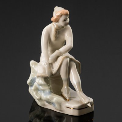 купить Статуэтка "Конькобежка", автор модели О.Л. Жникруп, фарфор, роспись, золочение, Рижский фарфорово-фаянсовый завод, СССР, 1950-1960 гг.