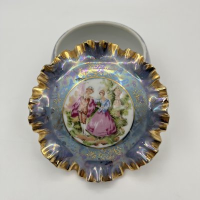 купить Шкатулка миниатюрная с фестончатым бортом на крышке, фарфор, деколь, люстр, золочение, Западная Европа, 1970-1990 гг.