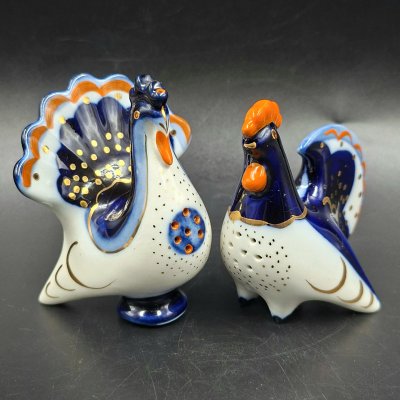 купить Набор для специй (солонка и перечница) "Петух и индюк", скульптор М.Н. Мох, фарфор, роспись, золочение, Ленинградский фарфоровый завод (ЛФЗ), СССР, 1970-1992 гг.