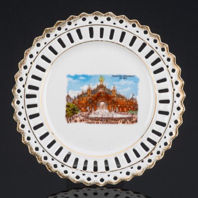 купить [Редкое изображение] Тарелка с прорезным бортом, украшенная изображением временного павильона "Palais de L'Electricite" (Дворец Электричества), Всемирной выставки 1900 года в Париже (Exposition universelle de 1900), фарфор, деколь, золочение, Западная Европа, 1910-1940 гг.