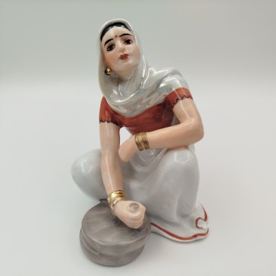 Купить Статуэтка "Индианка", автор О. Жникруп, фарфор, роспись, золочение, Киевский экспериментальный керамико-художественный завод (КЭКХЗ), СССР, 1950-1960 гг.