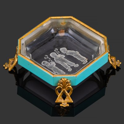 купить Лоток для мелочей/пепельница "Мальчики с курительными трубками", Heinrich Hoffmann, стекло, инталия, матирование, сплав металлов, Чехия, 1900-1930 гг.