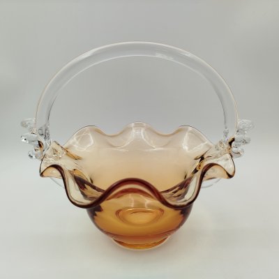 купить Ваза (конфетница) медового цвета в форме корзинки с волнистым бортом, стекло, гутная техника, Чехословакия, 1950-1980 гг.