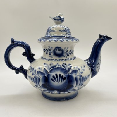 купить Чайник с рельефным декором и флоральной росписью. Крышка в подборе, фарфор, роспись, Объединение «Гжель», Россия, 1991-2010 гг.