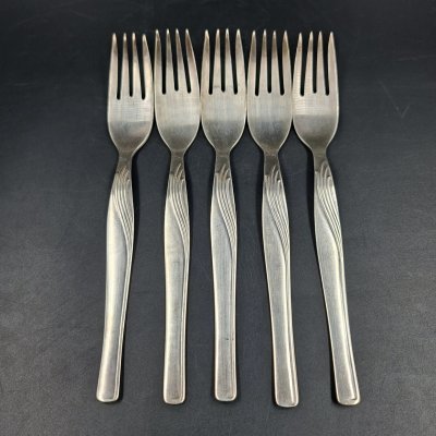 купить Набор из пяти столовых вилок с фигурными рукоятями, мНЦ (медь-никель-цинк), Павловский завод художественных металлоизделий им. С.М. Кирова, СССР, 1960-1990 гг.