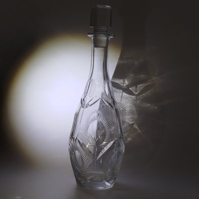 купить Штоф с высоким горлышком и резным декором "Подсолнухи", стекло, резьба, СССР, 1960-1980 гг.