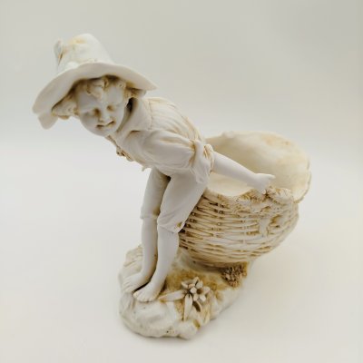 купить Статуэтка (вазочка) в виде мальчика с корзиной, бисквит, Западная Европа, 1960-1990 гг.