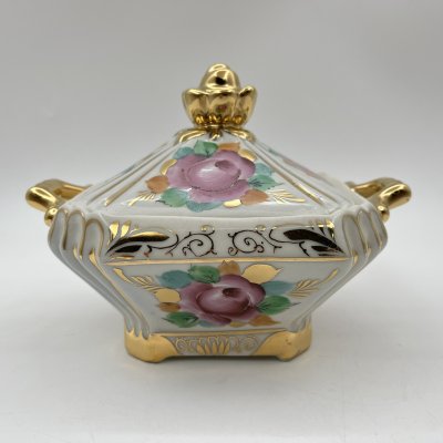 купить Сахарница (шкатулка), декорированная цветочным декором, фарфор, роспись, золочение, Объединение «Гжель», СССР, 1970-1990 гг.