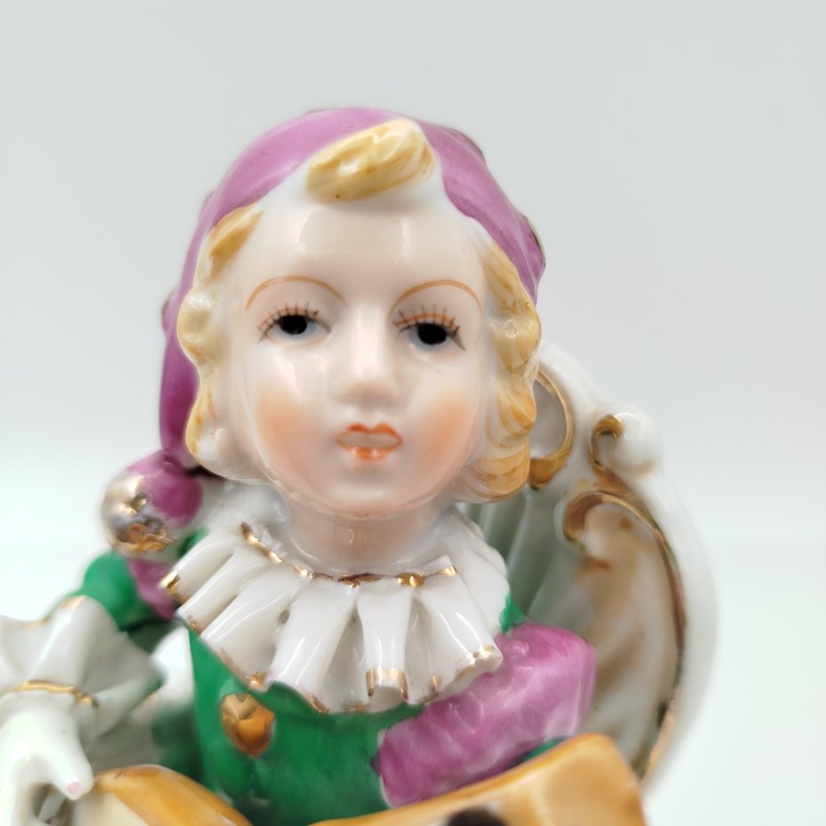 купить Статуэтка "Юный музыкант", фарфор, роспись, золочение, Азия, 1990-2000 гг.