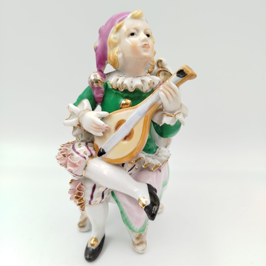 Купить Статуэтка "Юный музыкант", фарфор, роспись, золочение, Азия, 1990-2000 гг.