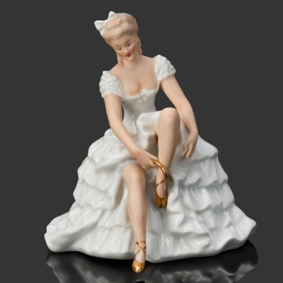 купить Статуэтка "Балерина, завязывающая пуанты", фарфор, роспись, золочение, Wallendorf, Германия, 1963-1990 гг.