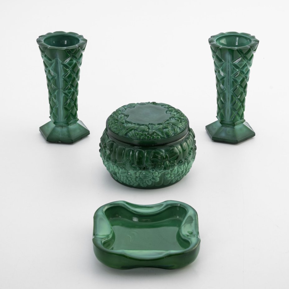 купить Туалетный набор (шкатулка, пепельница, 2 миниатюрные вазы), стекло, малахитовое стекло, Чехословакия, 1950-1980 гг.