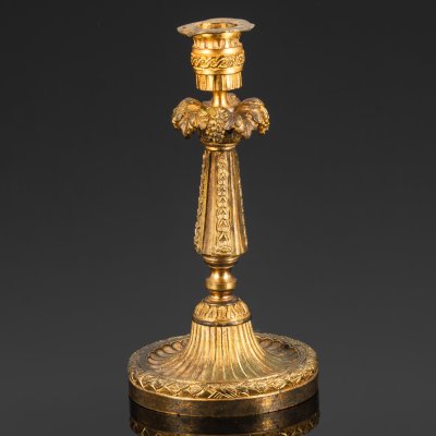 купить Подсвечник на круглом основании с декором в виде лаврового венка и виноградных лоз (на одну свечу), бронза, золочение, Западная Европа, 1900-1930 гг.